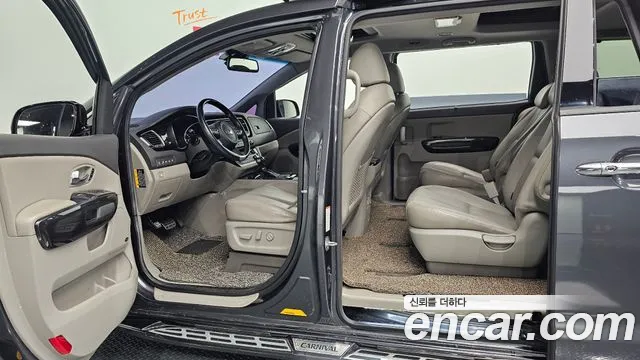 Kia Carnival — фото 27