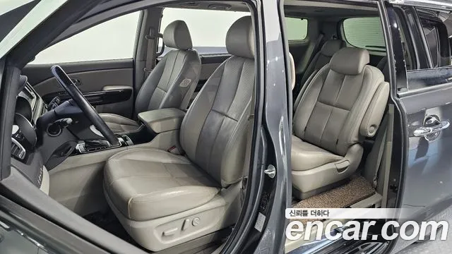 Kia Carnival — фото 10