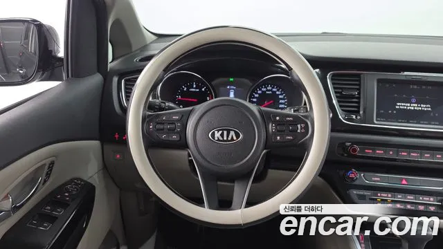 Kia Carnival — фото 12