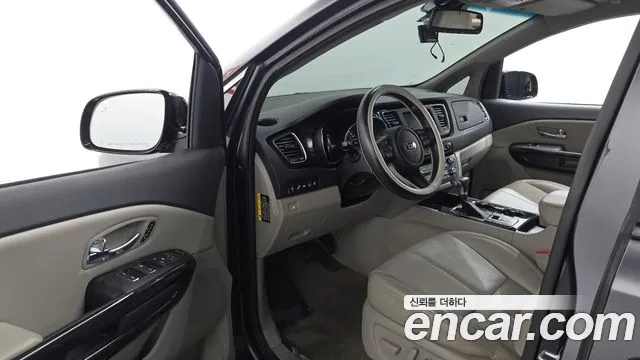 Kia Carnival — фото 10