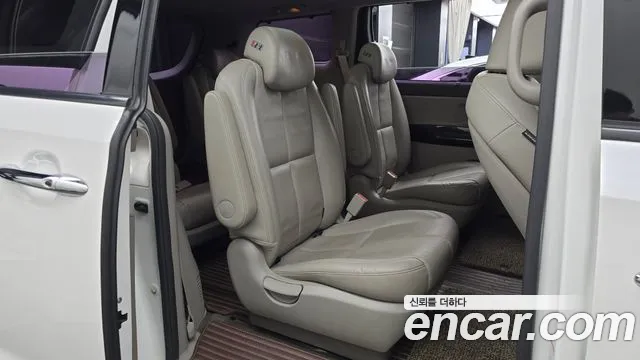 Kia Carnival — фото 11