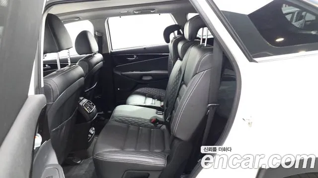 Kia Sorento — фото 12