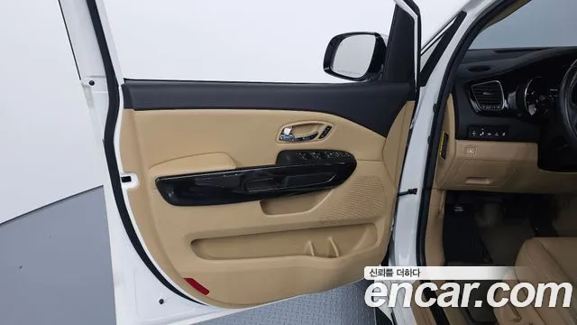 Kia Carnival — фото 24