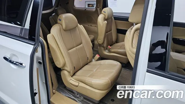 Kia Carnival — фото 10