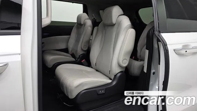 Kia Carnival — фото 12