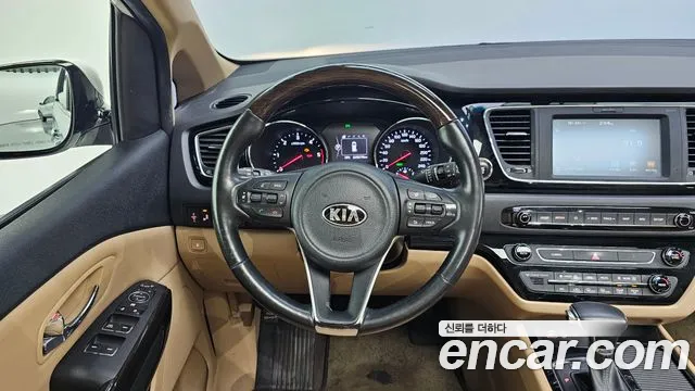 Kia Carnival — фото 12
