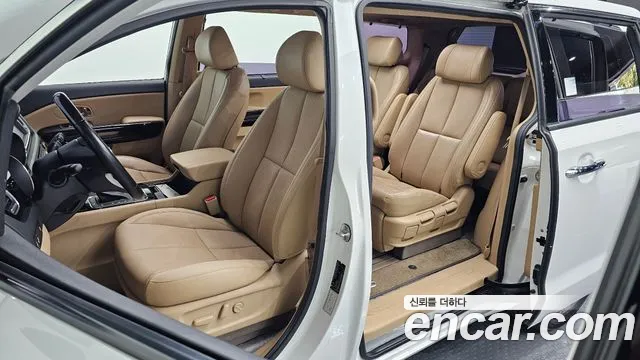Kia Carnival — фото 10