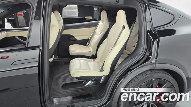 Tesla Model X — фото 11