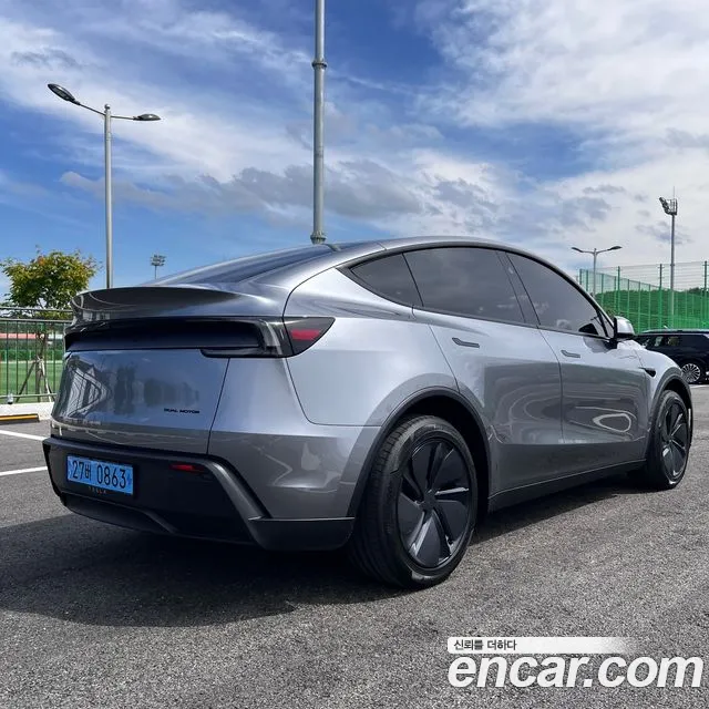 Tesla Model Y — фото 11