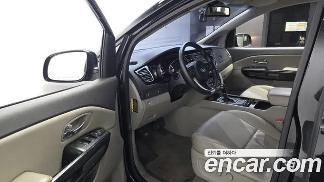 Kia Carnival — фото 10