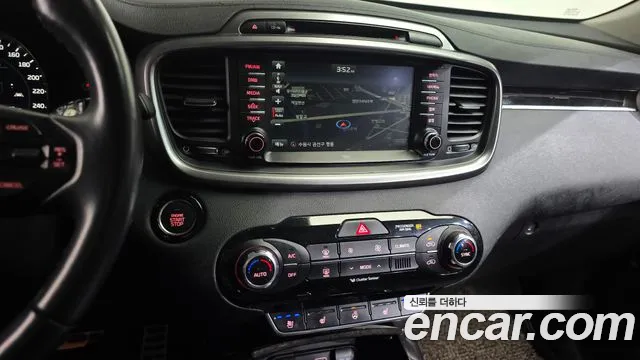 Kia Sorento — фото 12