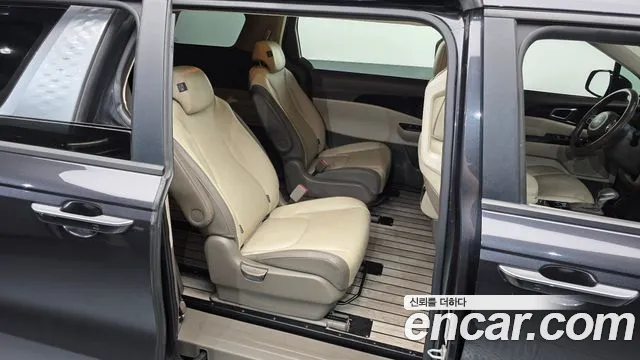 Kia Carnival — фото 12