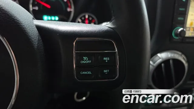 Jeep Wrangler — фото 16
