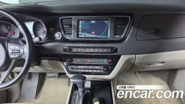Kia Carnival — фото 16