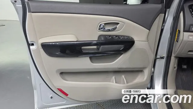 Kia Carnival — фото 24