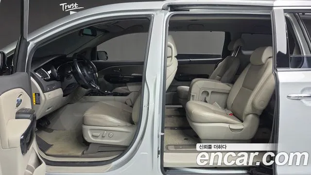 Kia Carnival — фото 28