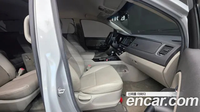 Kia Carnival — фото 10