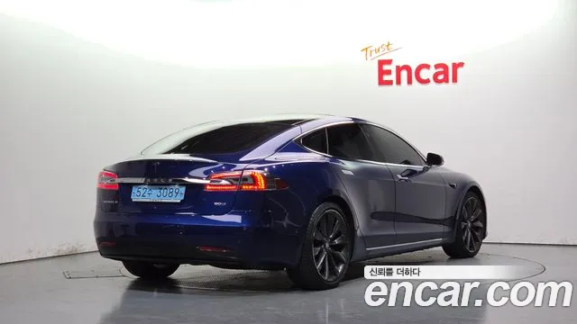 Tesla Model S — фото 1