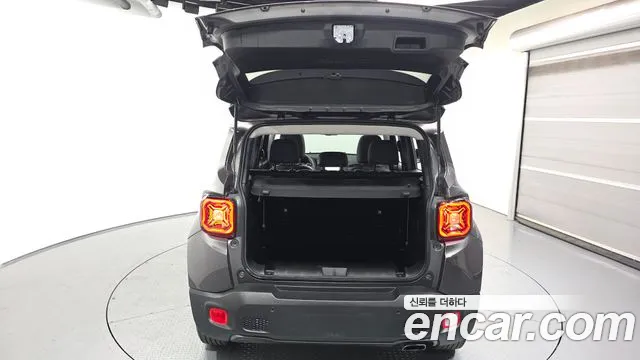 Jeep Renegade — фото 19