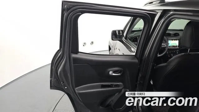 Jeep Renegade — фото 25