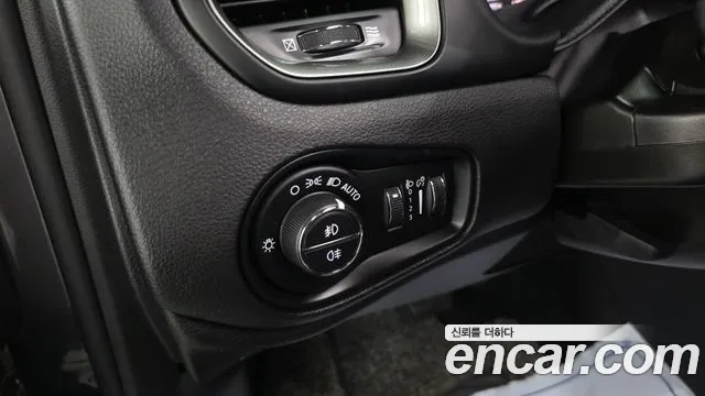 Jeep Renegade — фото 30