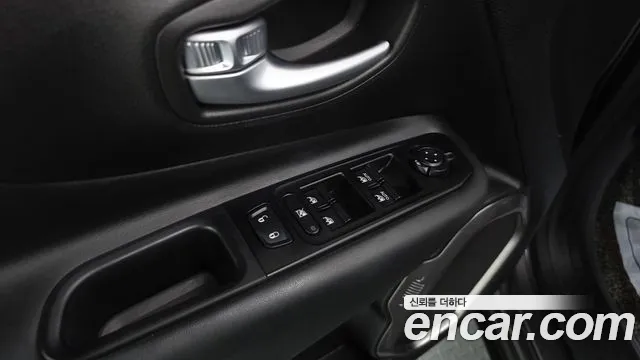 Jeep Renegade — фото 35