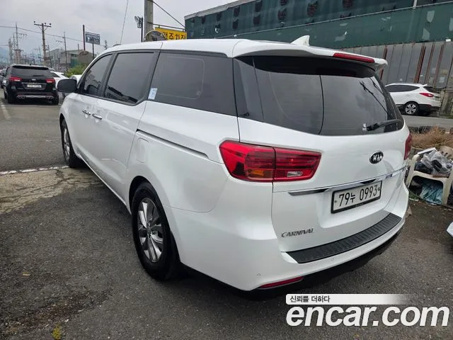 Kia Carnival — фото 4