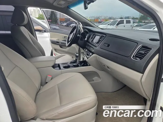 Kia Carnival — фото 10