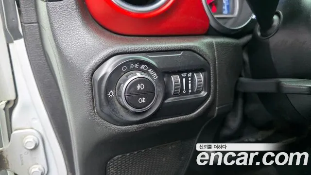 Jeep Wrangler — фото 12
