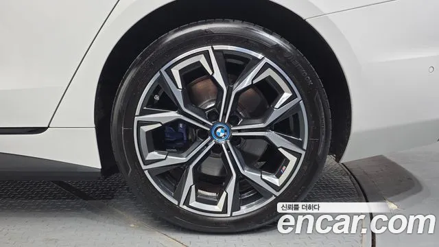 BMW i4 — фото 21