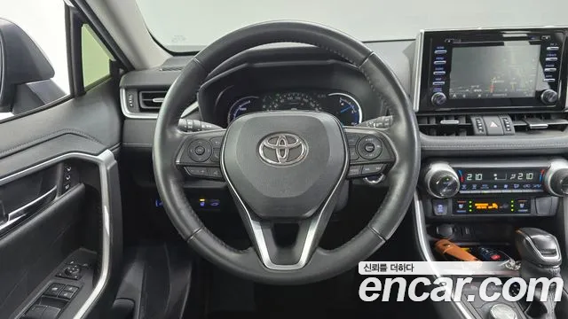 Toyota RAV4 — фото 12