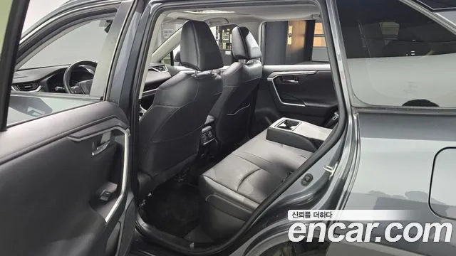 Toyota RAV4 — фото 10