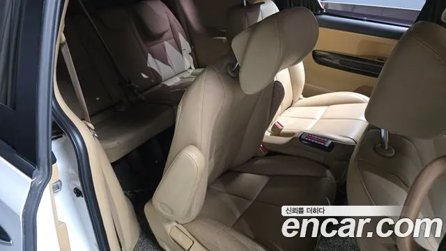 Kia Carnival — фото 11