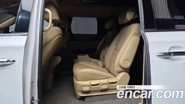 Kia Carnival — фото 12