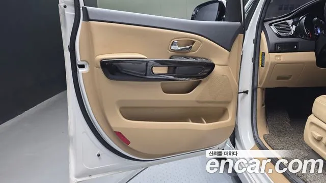 Kia Carnival — фото 24