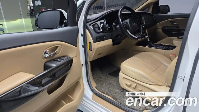 Kia Carnival — фото 10