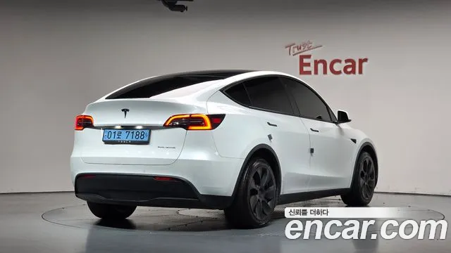 Tesla Model Y — фото 1