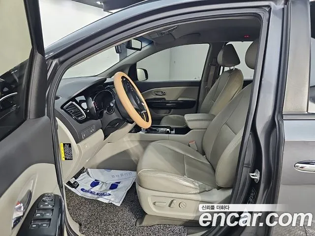 Kia Carnival — фото 11