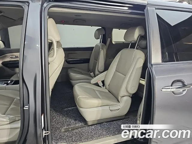 Kia Carnival — фото 12