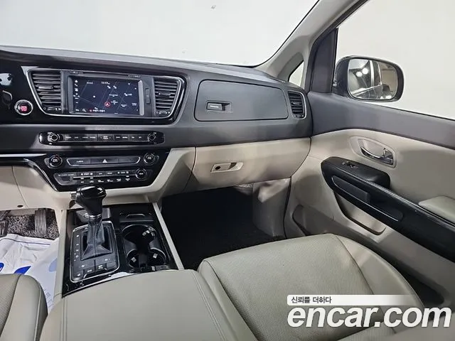 Kia Carnival — фото 10