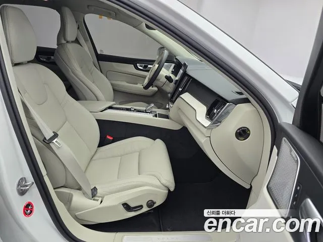 Volvo XC60 — фото 11