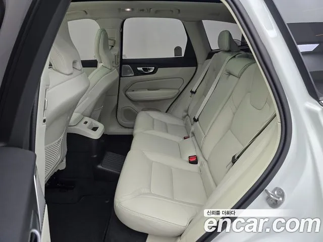Volvo XC60 — фото 12