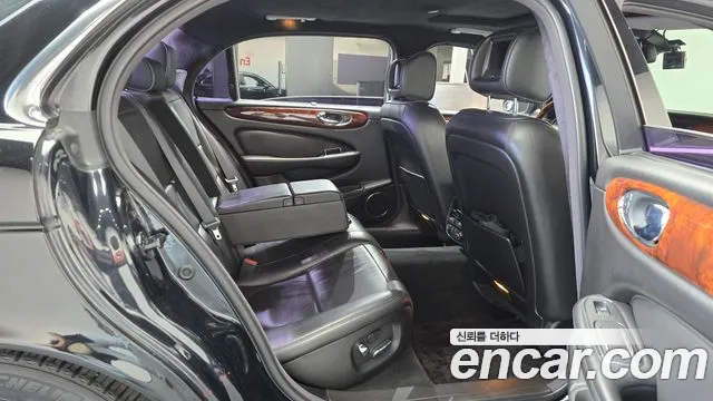 Jaguar XJ — фото 11