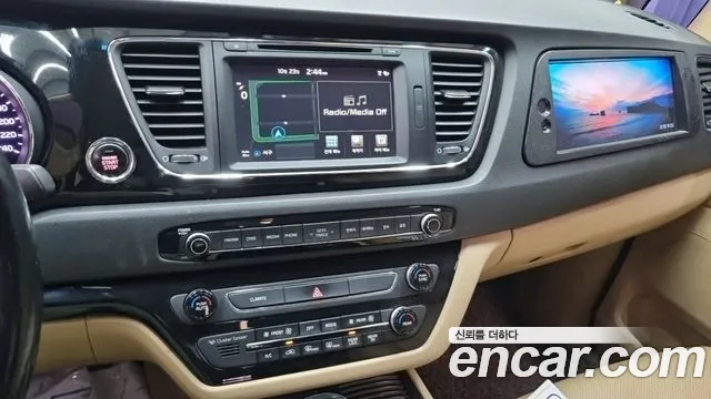 Kia Carnival — фото 10