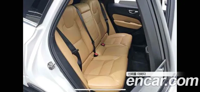 Volvo XC60 — фото 12