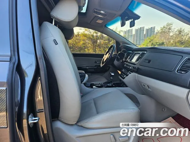 Kia Carnival — фото 14
