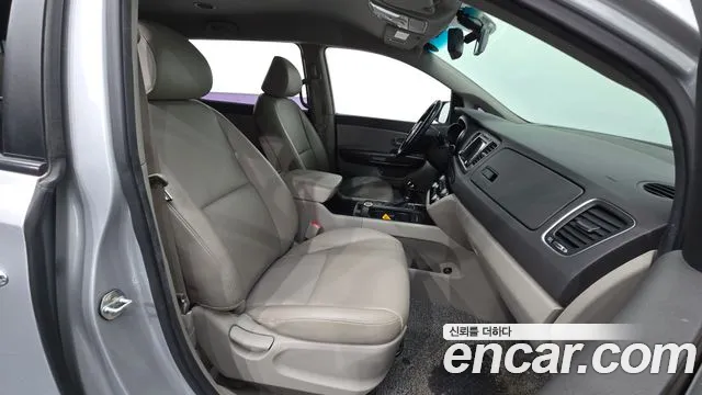 Kia Carnival — фото 13