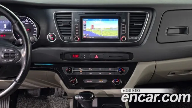 Kia Carnival — фото 16