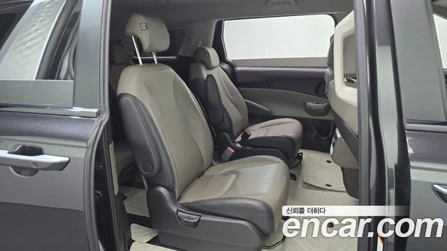 Kia Carnival — фото 10