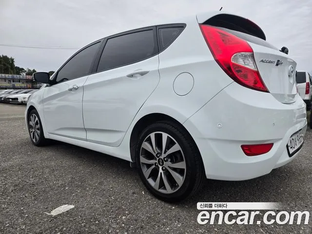 Hyundai Accent — фото 5